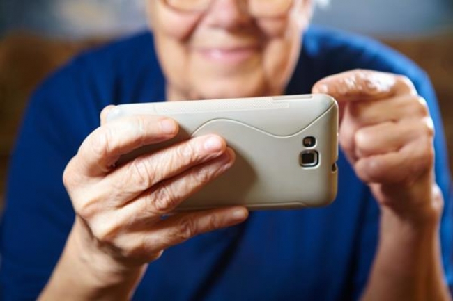 Non è Internet l’antidoto alla solitudine delle donne anziane
